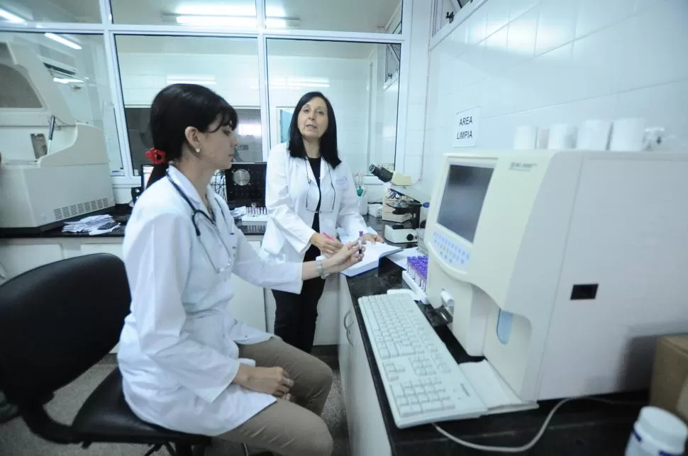 EN AGUILARES. Profesionales analizan datos de pacientes con síntomas febriles. LA GACETA / FOTO DE OSVALDO RIPOLL.