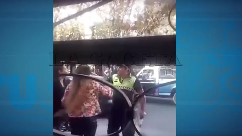 FORCEJEO. Discusión entre una mujer y un policía en un control policial. FOTO PRINT DE VIDEO.