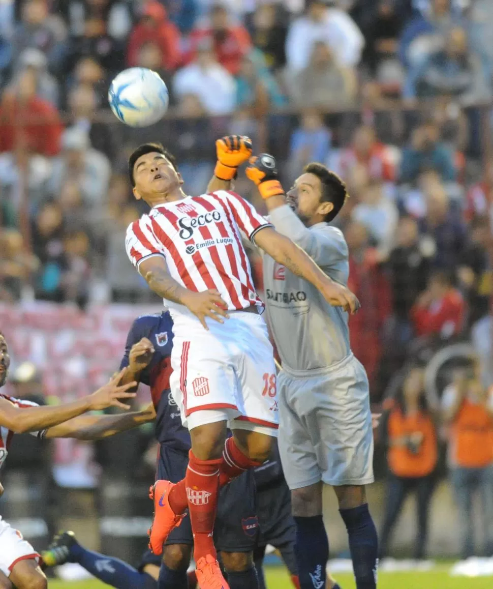 TRABADO. El partido fue friccionado con Güemes que se replegó bien y un San Martín que careció de ideas para vulnerarlo. la gaceta / foto de héctor peralta