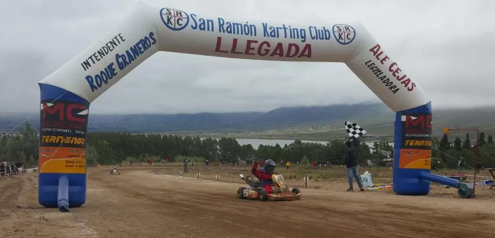 FINAL FELIZ. Tomás Gómez llega a la meta en El Mollar e inicia el festejo. foto de josé medina