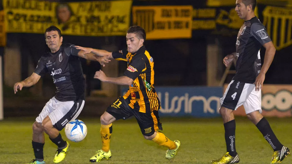 CON DIENTES APRETADOS. Sebastián Longo, de Concepción FC, intenta recuperar la pelota. El Cuervo rescató un empate. FOTO GENTILEZA DE JOSE LUIS ALEJANDRO PEREZ TOLOZA