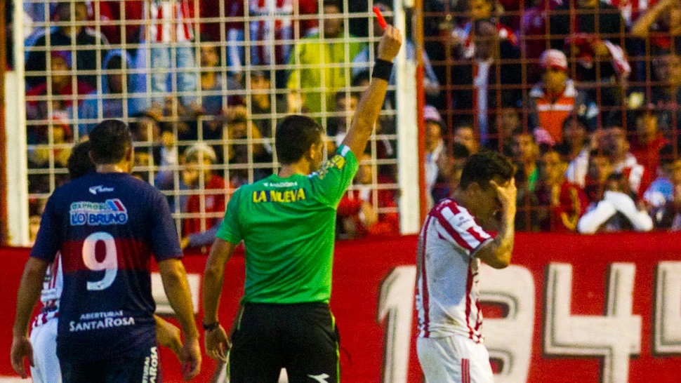 AFUERA. Viturro adelantó la pelota y cuando intentó trabar LA GACETA / FOTO DE JORGE OLMOS SGROSSO