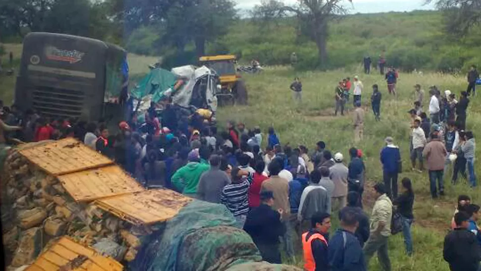 DESTRUIDOS. Los dos vehículos quedaron a la vera de la ruta y el tránsito fue interrumpido hasta pasado el mediodía. FOTO ENVIDADA POR WHATSAPP