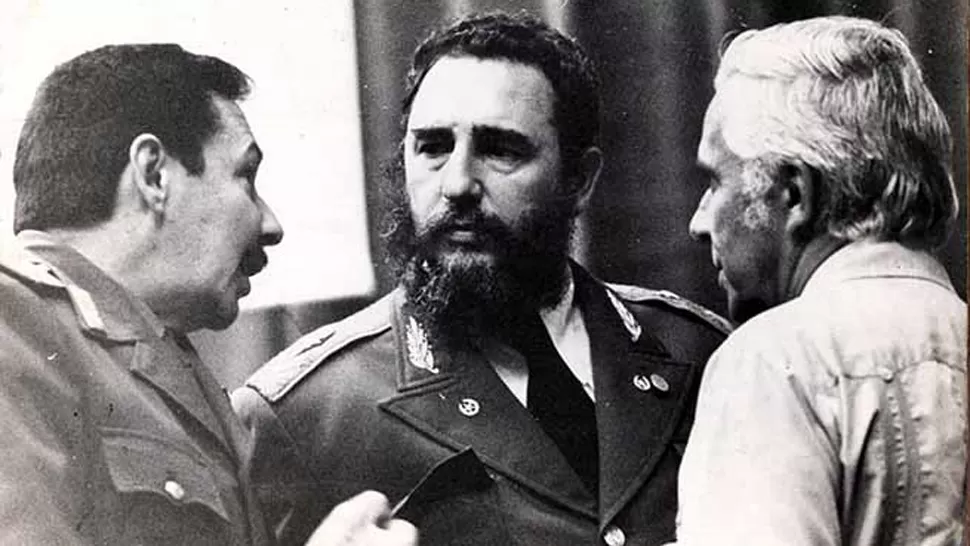 TIEMPOS DE REVOLUCIÓN. Raúl y Fidel Castro junto a Santiago Álvarez.
