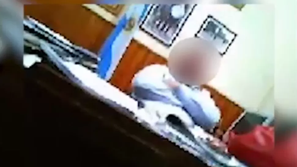 COMPLICADO. El alto jefe policial mostró su miembro en su despacho . CAPTURA DE VIDEO