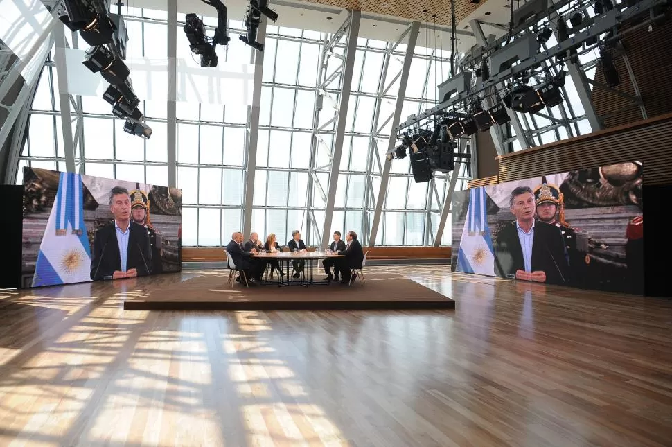 BALANCE. Mauricio Macri recibió en la cúpula del Centro Cultural Kirchner a periodistas de medios nacionales. telam