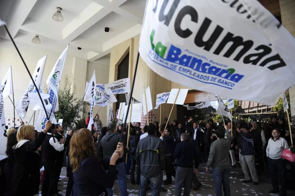 MEDIDA DE FUERZA. El paro bancario del 14 de abril será en todo el país. ARCHIVO LA GACETA / FOTO DE JORGE OLMOS SGROSSO