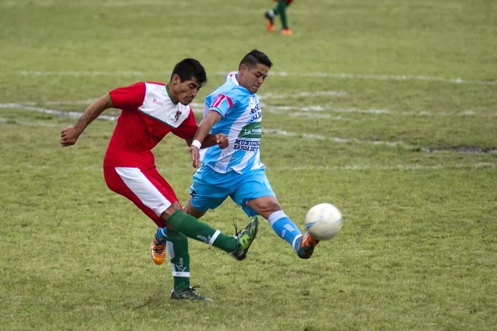 CON MUY POCO FÚTBOL. José Castaño de Concepción bloquea el remate de Franco Lescano de Villa Unión.  la gaceta / foto de diego aráoz