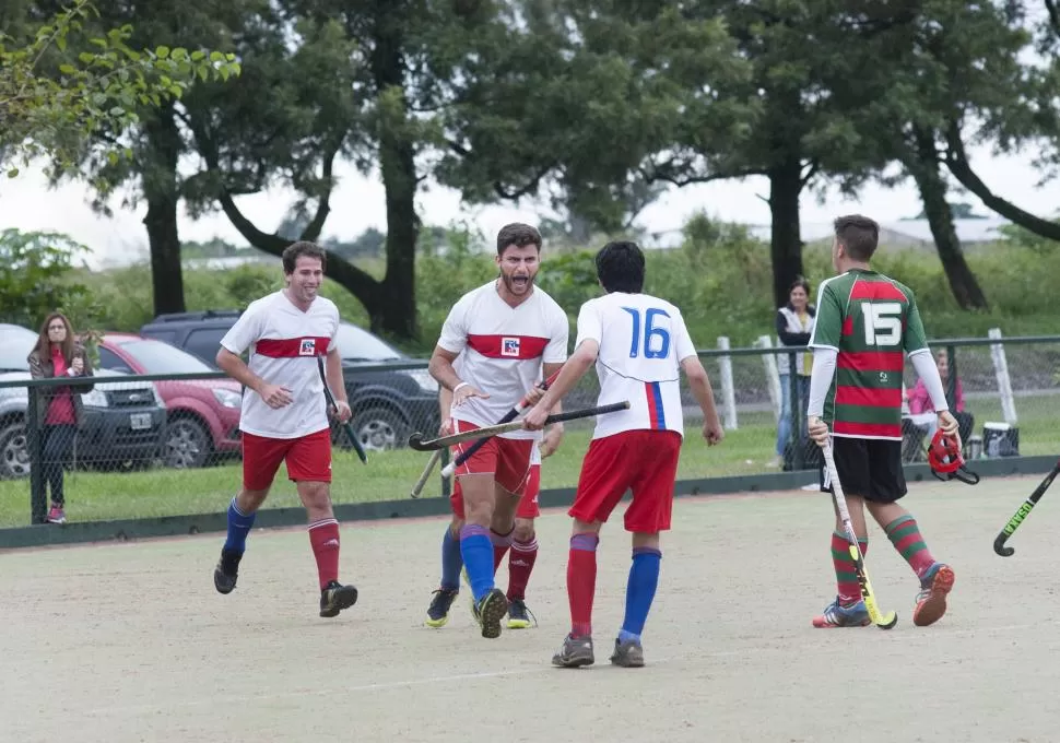 ¡GOL! Jarillo festeja con un compañero el tanto que le dio la victoria a “Gymnas”. la gaceta / foto de FLORENCIA ZURITA