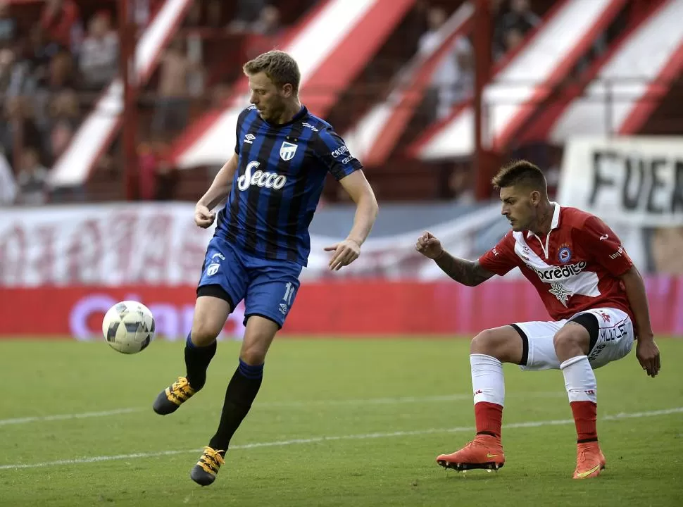 PURA POTENCIA. Menéndez suele ser un dolor de cabeza para los marcadores central rivales. Pelea todas las pelotas. dyn 