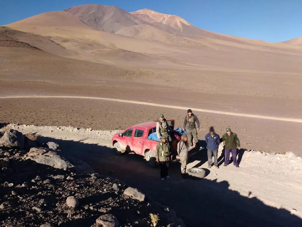 EN EL VOLCÁN. La camioneta fue interceptada por personal de Gendarmería. TÉLAM