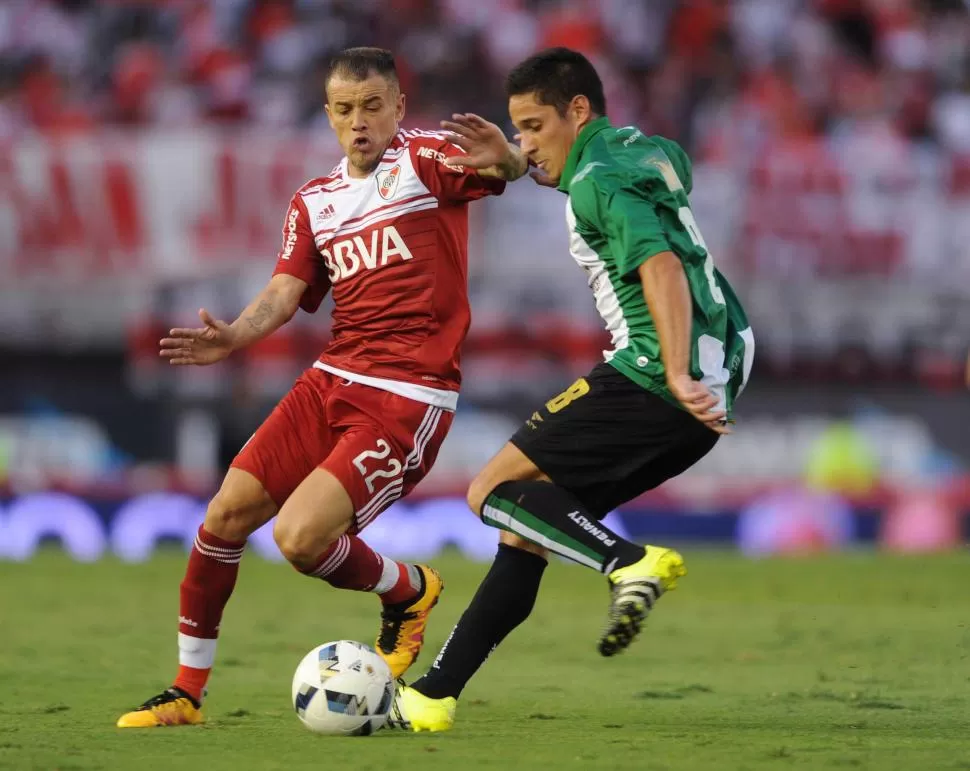 NO GRAVITÓ. D’Alessandro intenta llevarse la pelota ante su marcador. telam 