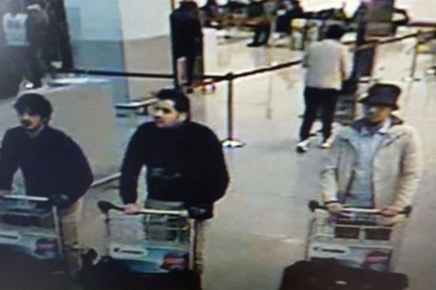 Divulgan una imagen de los posibles sospechosos del atentado del aeropuerto