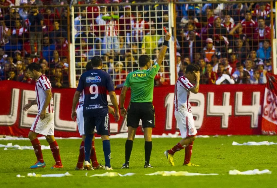 LICENCIA OBLIGADA. Viturro, que vio la roja en el partido contra Güemes, consideró que luego de su expulsión las cosas se complicaron todavía más para el “Santo”. la gaceta / FOTO DE JORGE OLMOS SGROSSO