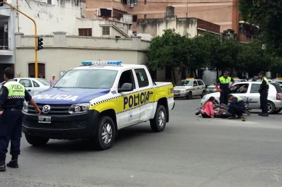 Un patrullero y una moto chocaron en la avenida Sarmiento