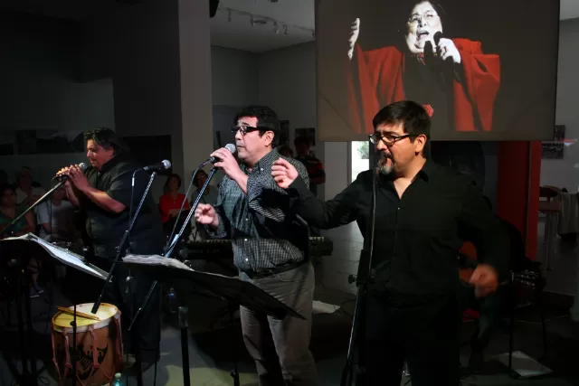 TRES CANTORES. Adrián, Coqui y Claudio Sosa, en vigilia y homenaje. 