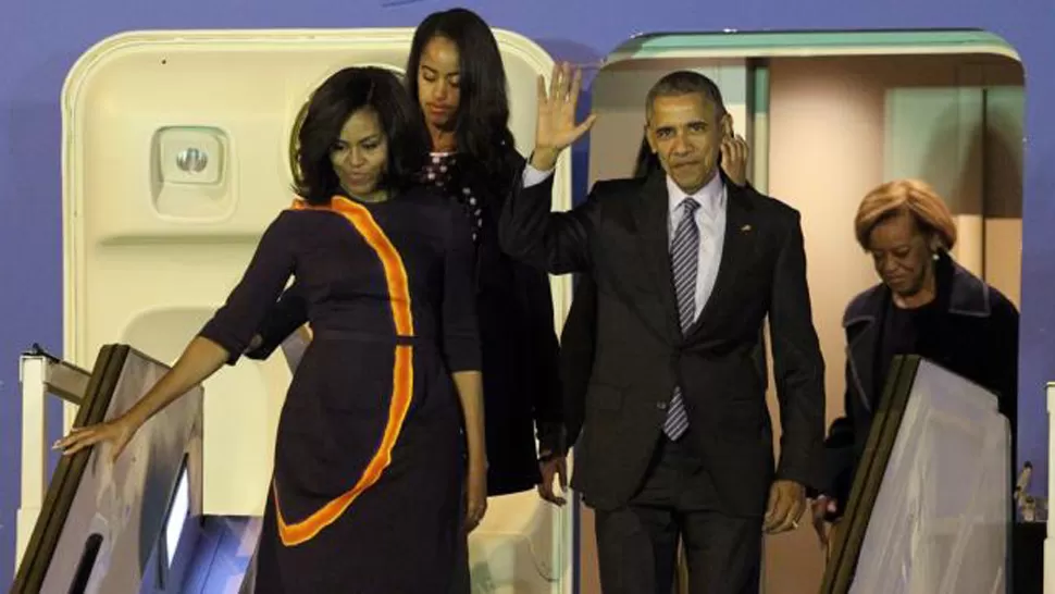 LLEGADA. Obama y su esposa Michelle bajan el Air Force One en Ezeiza. FOTO TOMADA DE EL UNIVERSAL.COM