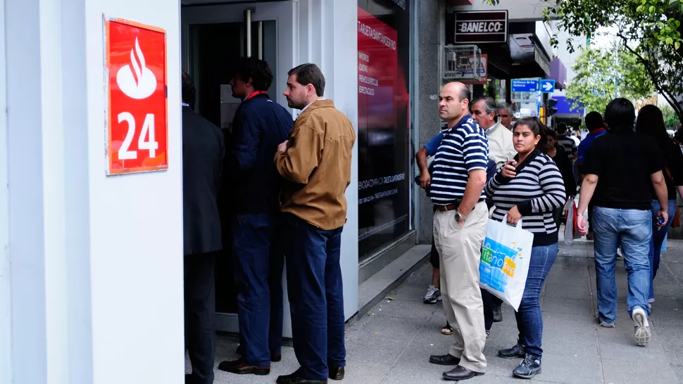 CAJEROS AUTOMÁTICOS. Se espera que hoy muchas personas realicen extracciones. ARCHIVO