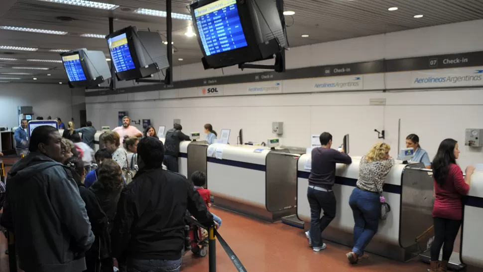 AEROPUERTO. Pasajeros hacen cola en el Benjamín Matienzo. ARCHIVO