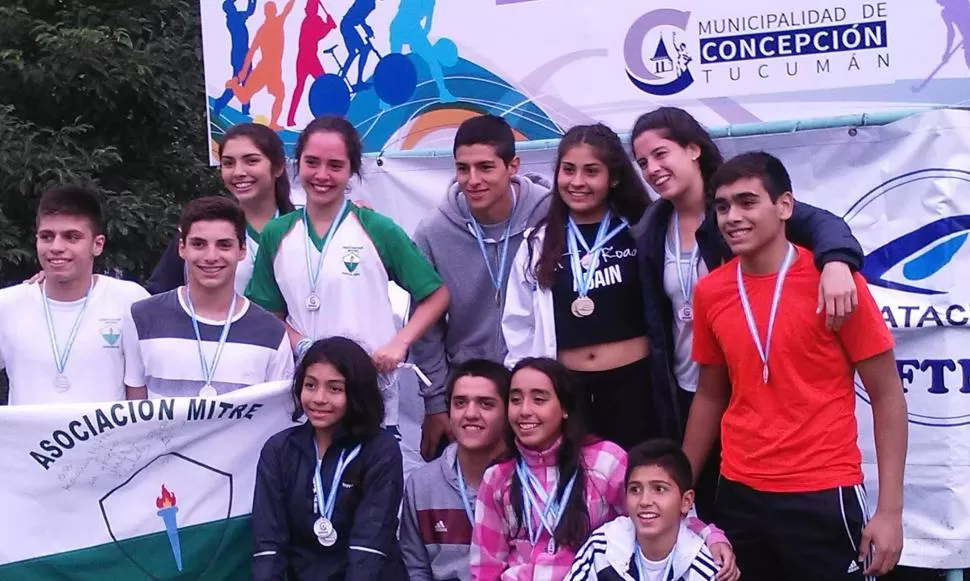 CAMARADERÍA. En el podio se unieron los nadadores de los planteles. foto Del Facebook de Adriana Aguirre 