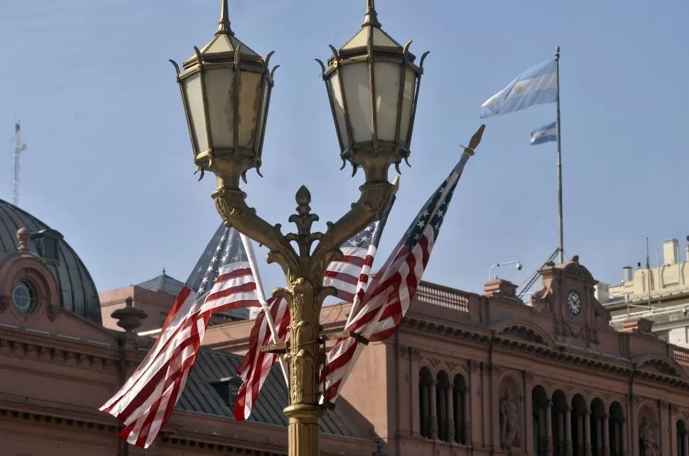 RECEPCIÓN. Los alrededores de la Casa Rosada fueron decorados para recibir la visita de Barack Obama. télam