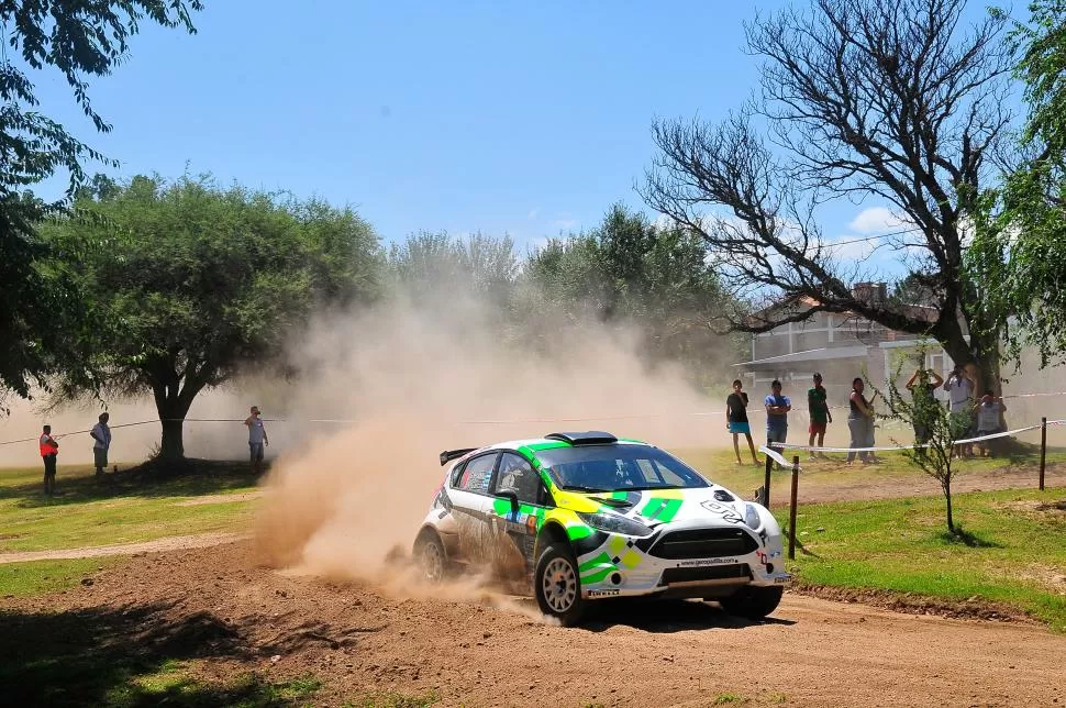 Y LA NAVE VA. Gerónimo Padilla está probando por estos días su Ford Fiesta del equipo Baratero en caminos cordobeses. FOTOS DE MARCELINO MERCADO / DIARIO RALLY 
