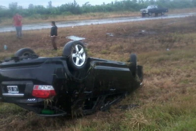 Un auto volcó en la autopista Tucumán-Famaillá