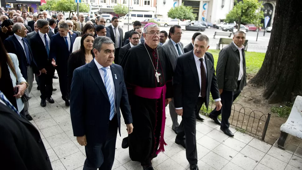 EN CAMINO. El arzobispo Zecca, flanqueado por el intendente Alfaro y el vicegobernador Jaldo, inauguraron los actos por el Bicentenario. L GACETA / JORGE OLMOS SGROSSO