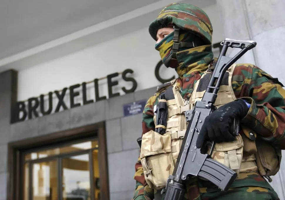 SEGURIDAD. Un policía controla el acceso a la estación central de tren de Bruselas, después de los ataques con bombas del martes en la capital belga. reuters