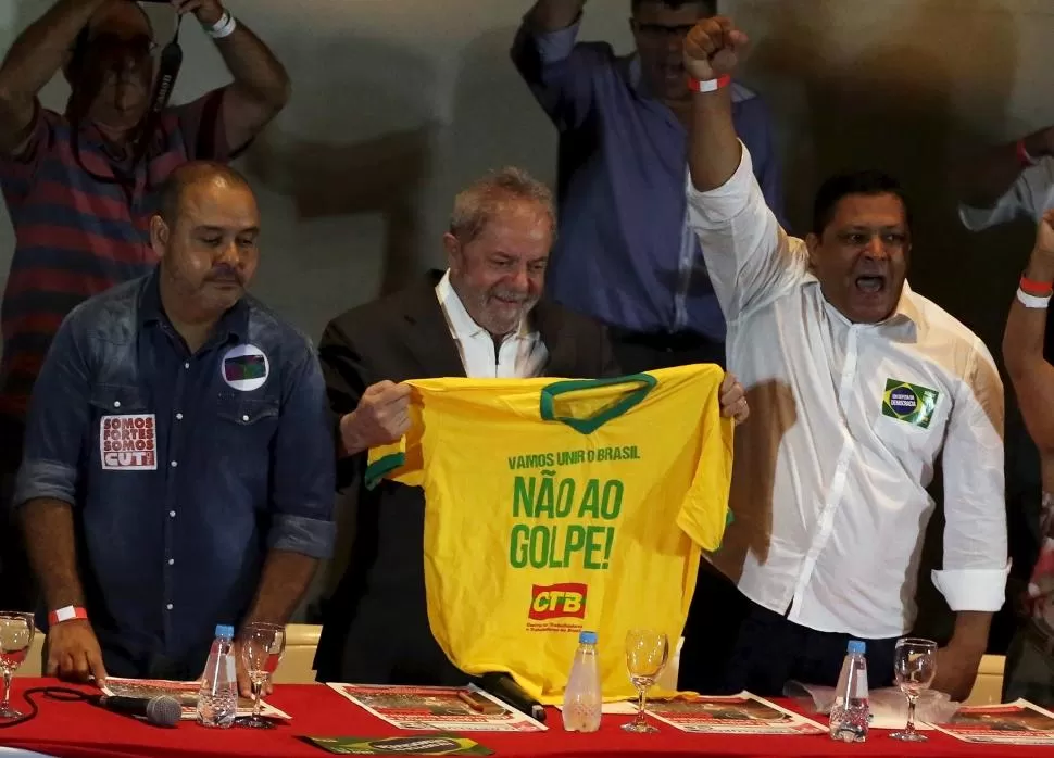 “NO HABRÁ GOLPE DE ESTADO”. Lula da Silva mostró una camiseta reuters