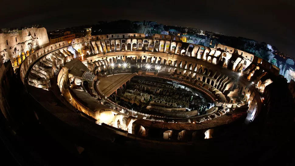 COLISEO. Así lucía el monumento romano durante el via crucis que encabezó el Papa el año pasado. ARCHIVO