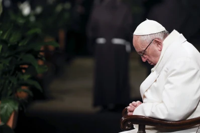 El Papa regaló bolsas de dormir a las personas sin techo