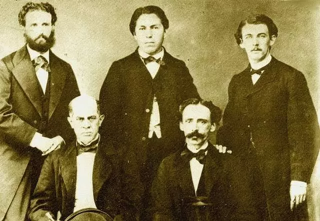 SARMIENTO. Con “Bartolito” Mitre (arr. der.) y personal de la Embajada. 