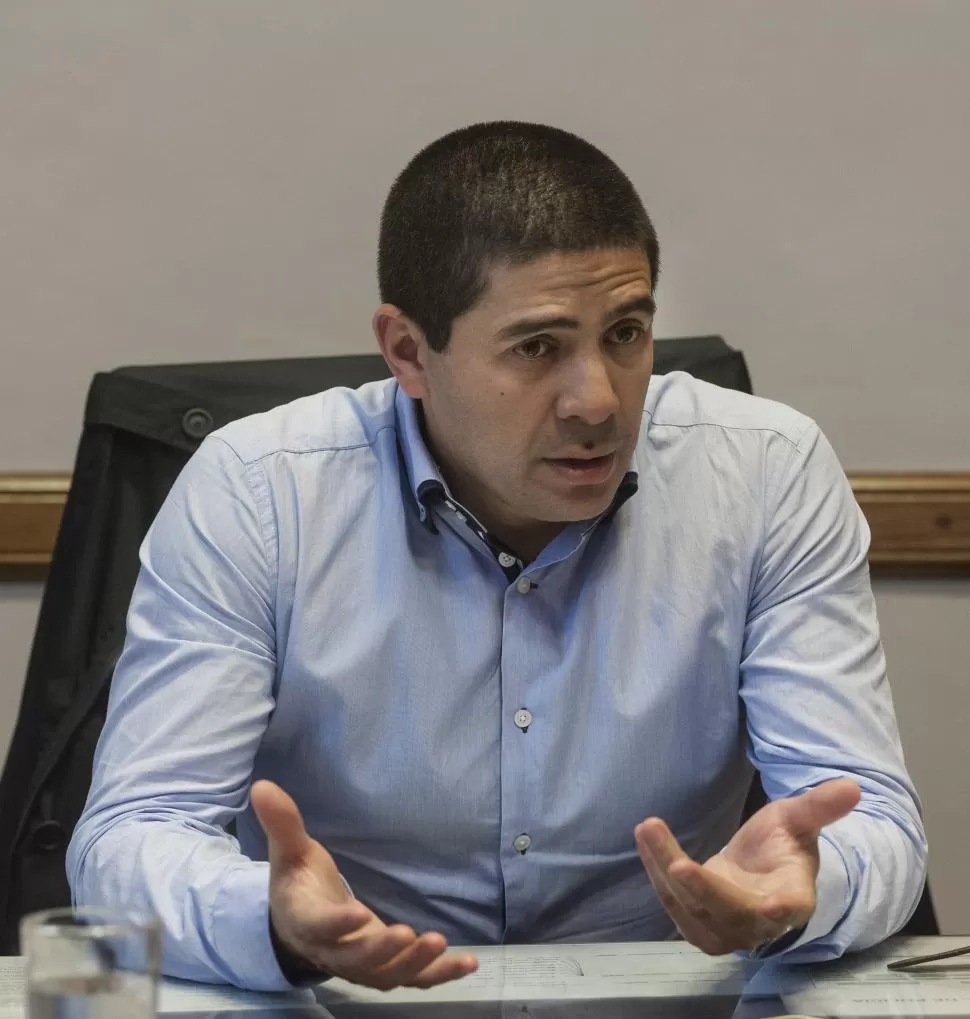 Hofer busca cambiar la atención del público en las comisarías. la gaceta / foto de florencia zurita