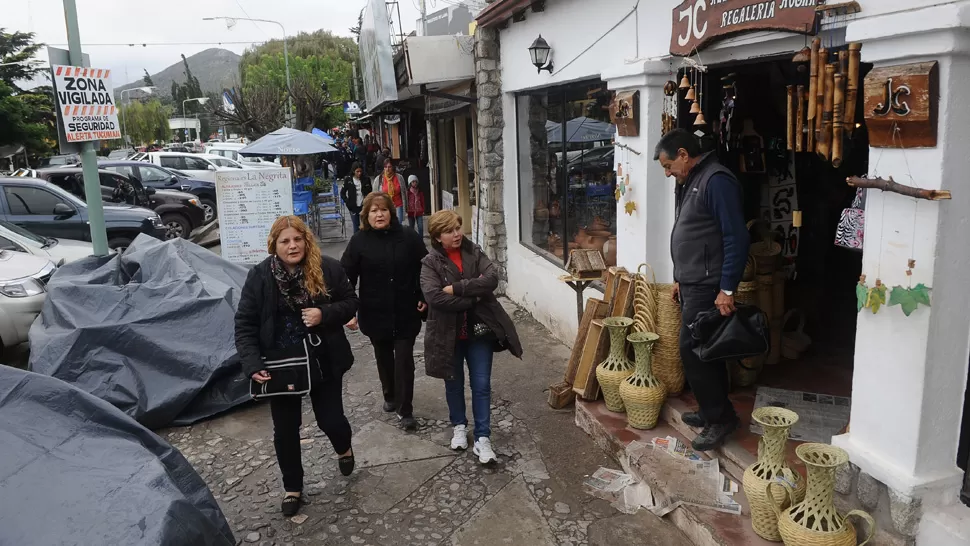 A ABRIGARSE. Las bajas temperaturas sorprendieron ayer a los turistas. LA GACETA / OSVALDO RIPOLL