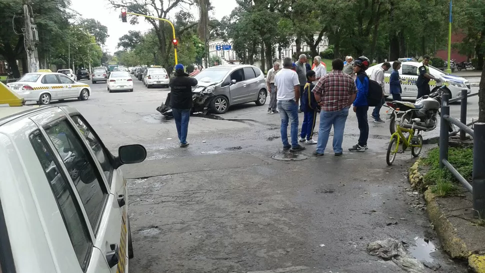 ESQUINA PELIGROSA. Así quedó uno de los autos involucrados en el accidente. FOTO ENVIADA POR WHATSAPP