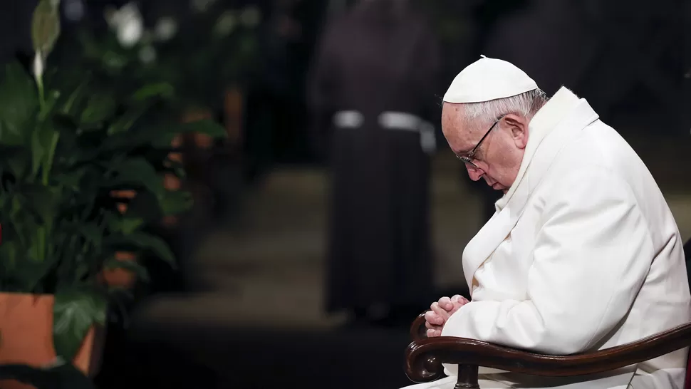 EL PAPA DURANTE EL VIA CRUCIS. Mientras Francisco estaba en el Coliseo, personal del Vaticano recorría las calles de Roma y entregaba bolsas de dormir a las personas sin techo. REUTERS