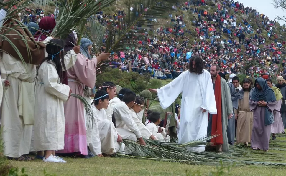 UN ANFITEATRO NATURAL. La representación de Carlos Kanan contó con un multitudinario marco de espectadores, en las faldas del cerro El Pelao, entre El Mollar y Tafí del Valle. la gaceta / fotos de osvaldo ripoll