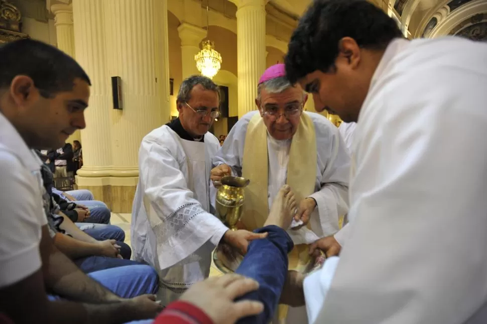 CENA DEL SEÑOR. El arzobispo lava los pies de un joven de la Fazenda. la gaceta / foto de inés quinteros orio