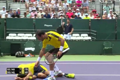 Video: tremendo pelotazo, directo a la cabeza de su compañero de dobles