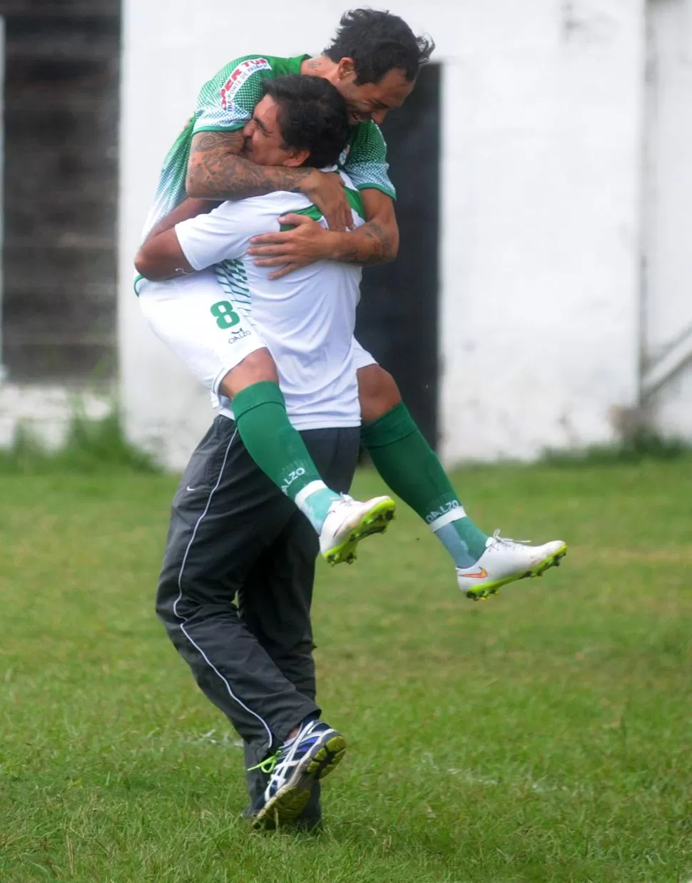 ABRAZO DE GOL. Perea acaba de convertir el primer tanto para el “Expreso Verde” y lo festeja con el doctor Montoya. la gaceta / foto de Antonio Ferroni