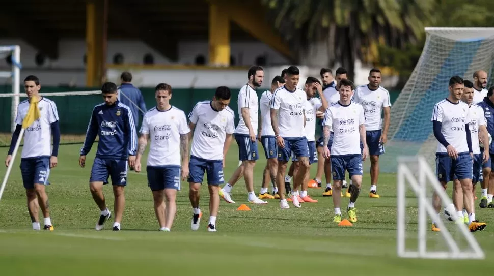 RECALCULANDO. Biglia, Kranevitter, Higuaín, Rojo, Messi, Mercado, Demichelis, Agüero y Pinola, durante la práctica de ayer en Ezeiza, pensando en Bolivia. Dyn