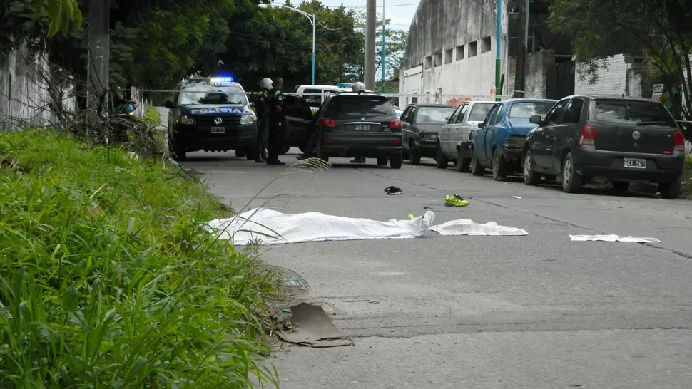 CRIMEN. Leandro Frías, desplomado en al pavimento de Marco Avellaneda al 1100.FOTO ENVIADA POR UN LECTOR.