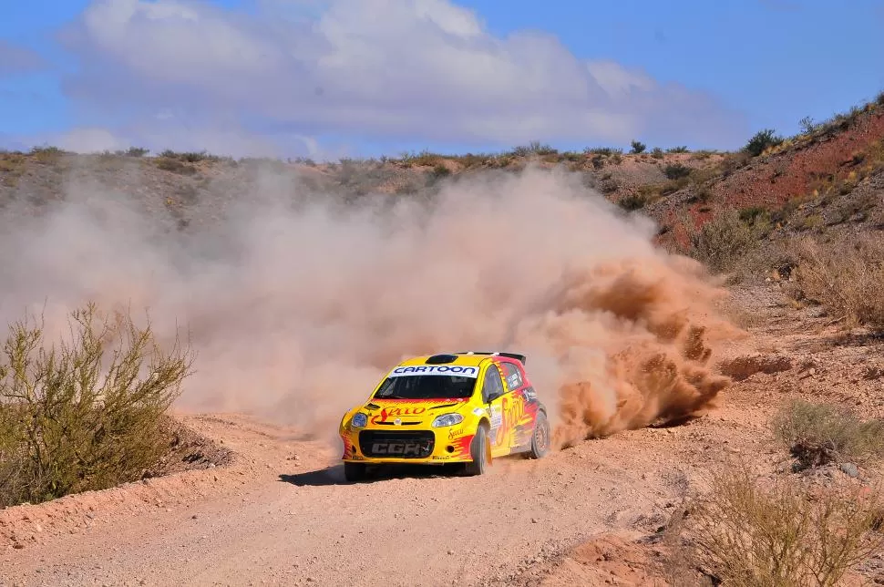 SALIÓ A FLOTE. El Fiat Palio de Tomás García Hamilton sufrió, como todos, por los pisos blandos de la prueba neuquina.  FOTOS DE MARCELINO MERCADO/DIARIO RALLY