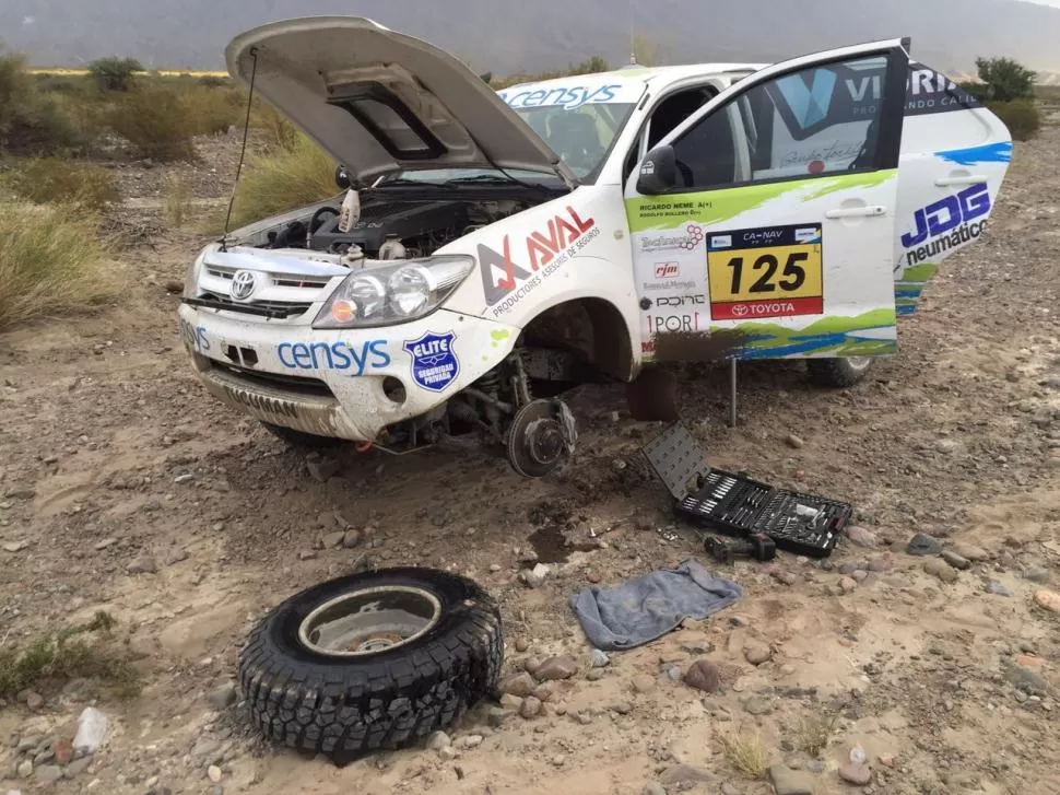 EMERGENCIA. La rotura de un flexible de frenos obligó a los competidores a reparar la SW4 en medio del campo. FOTO de NEME RACING TEAM 