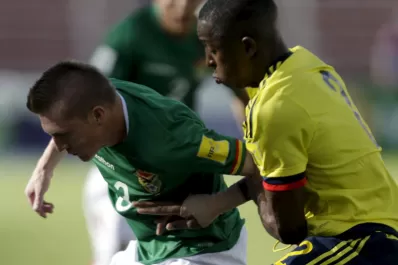Los bolivianos recorrieron el deteriorado campo del Kempes