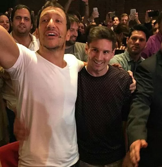 “EL MÁS GRANDE Y HUMILDE QUE CONOCÍ”. Así definió Nicolás Vázquez a su amigo Lionel Messi, a quien invitó a subir al escenario al finalizar la obra. foto de eltrecetv.com.ar