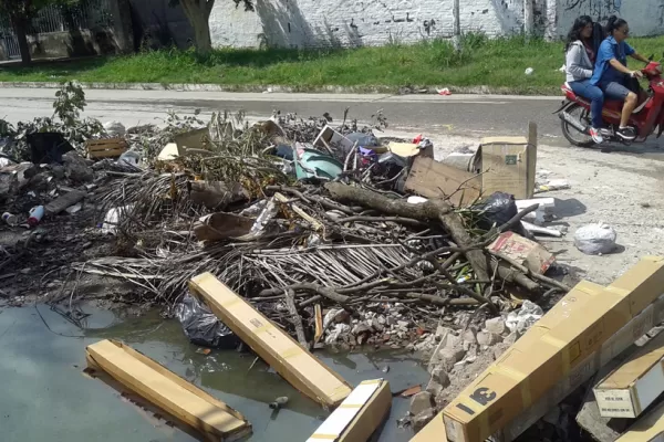 El basural de Italia y Félix de Olazábal asfixia a los vecinos