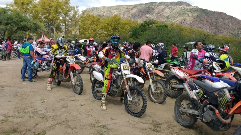 A PUNTO DE ACELERAR. Los pilotos de la Principiantes A-2, a la espera de largar. foto de matías espíndola  / facebook