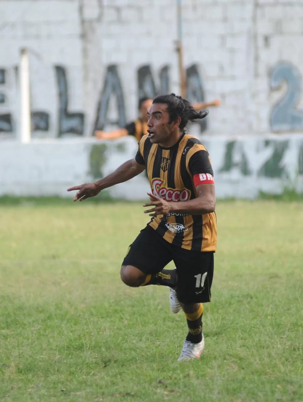 FELICIDAD. Lubo volvió a jugar tras 10 fechas y le dio el triunfo a Lastenia. foto de osvaldo ripoll